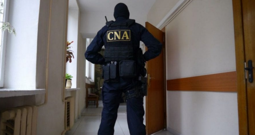 Un polițist din Criuleni și complicele său, cercetați de CNA și PA